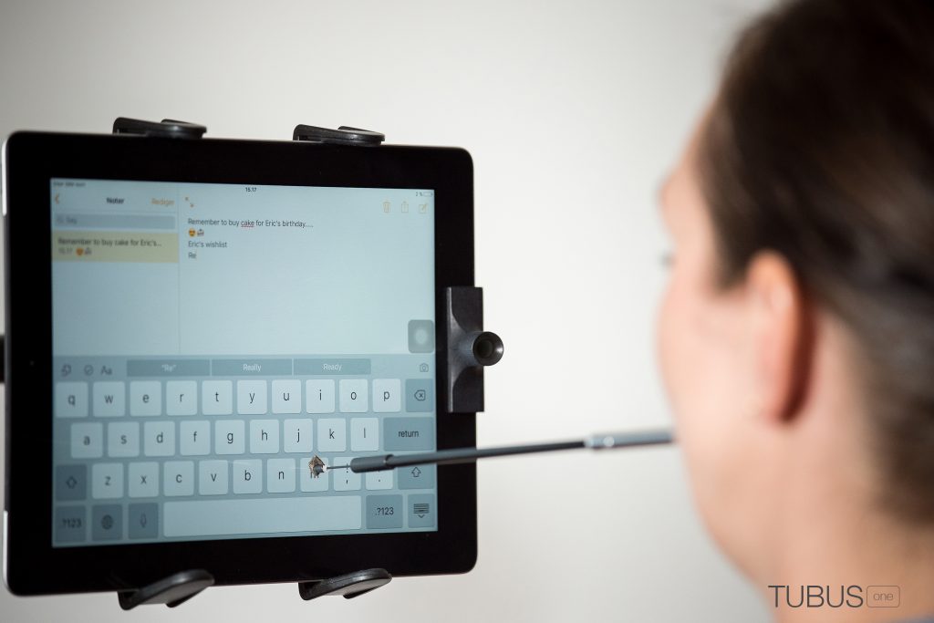 TubusOne är ett lågteknologisk hjälpmedel som används för att navigera på surfplattor / smartphones och datorer. TubusOne fungerar genom att användaren blåser lite in i röret och då  aktiveras en liten arm som pekar precis som ett finger.